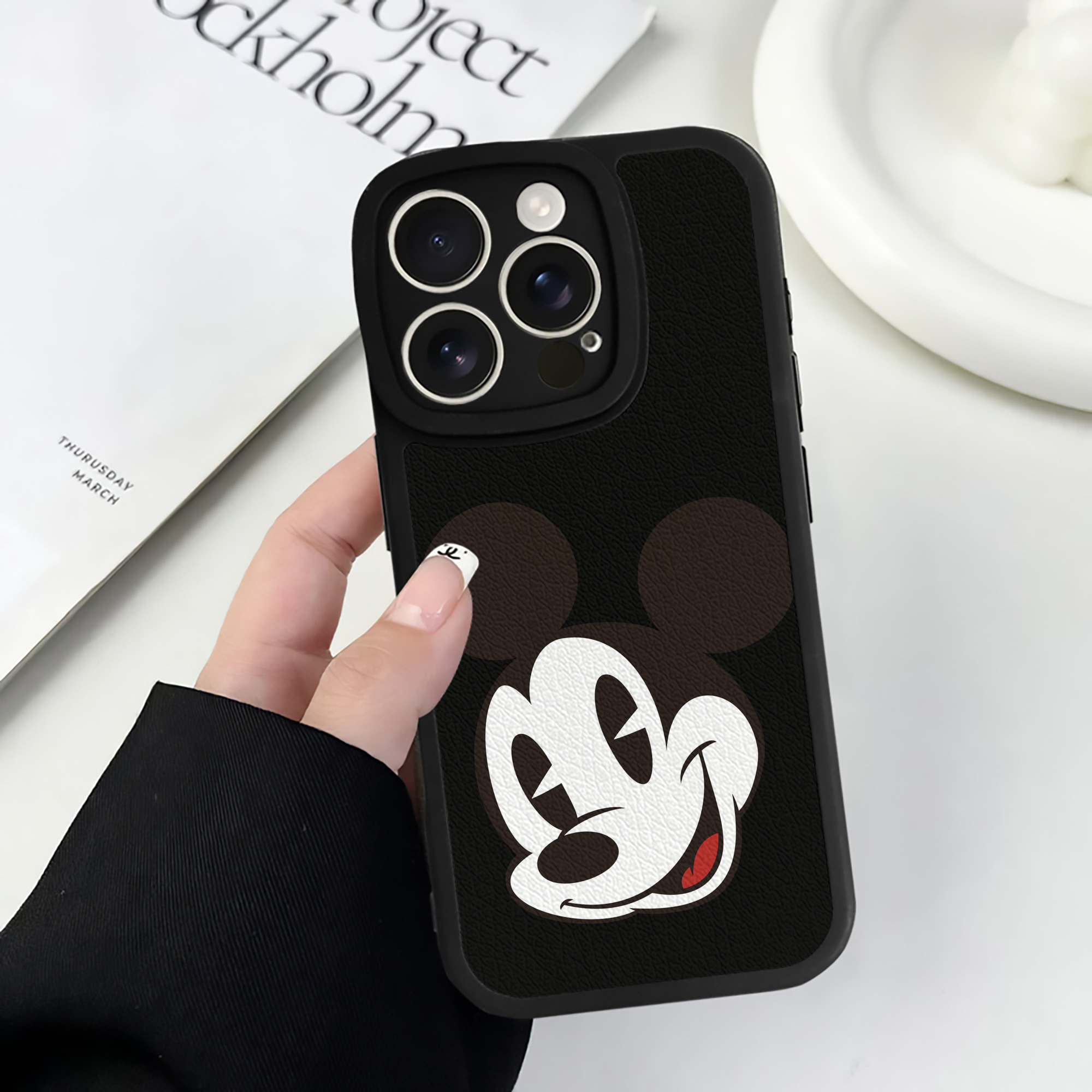 （画像用） ミッキーマウス Mickey Mouse 【iPhone 16シリーズ対応】シリコンスマホケース（レザー調） 材質：シリコン